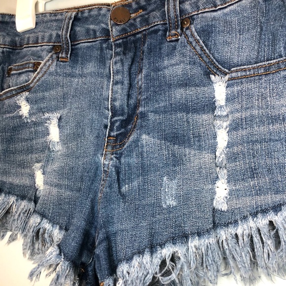 ELAN Frayed Jean Shorts - Picture 2 of 3